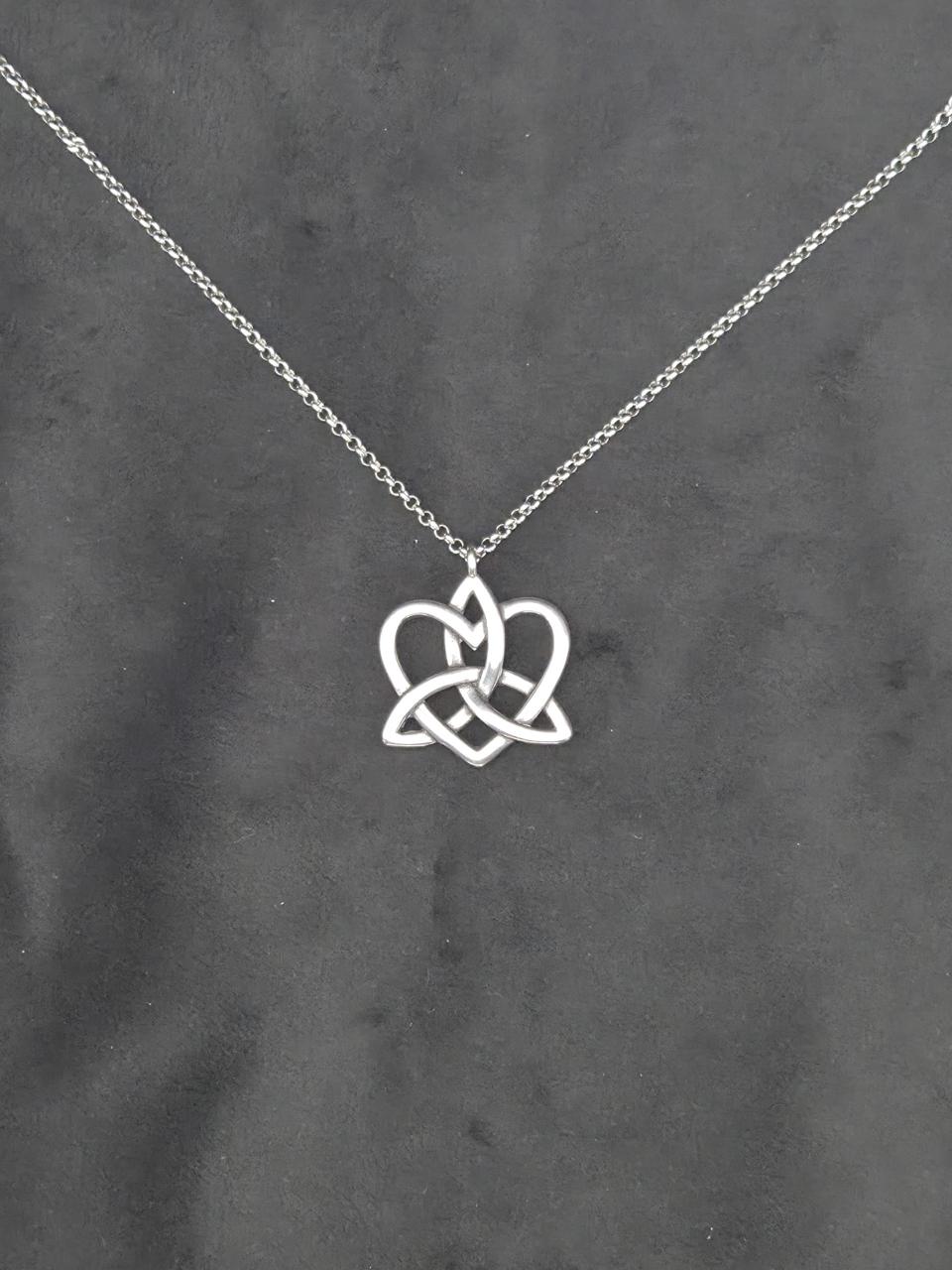 Triquetra sydän teräskaulakoru