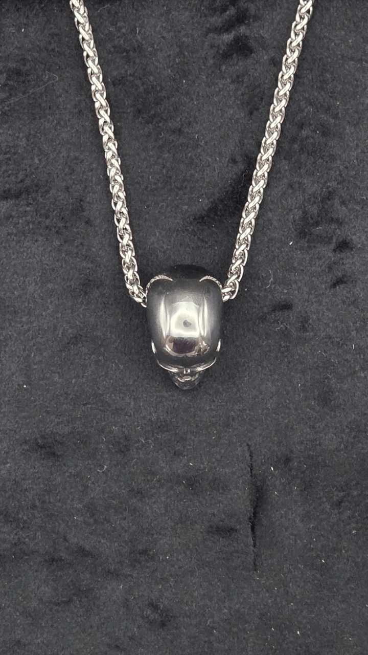 Pääkallokaulakoru, Mori