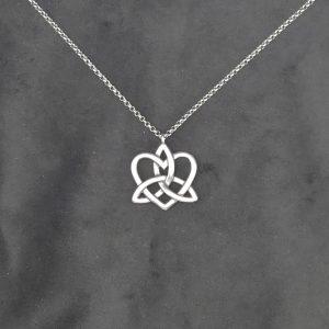 Triquetra sydän teräskaulakoru